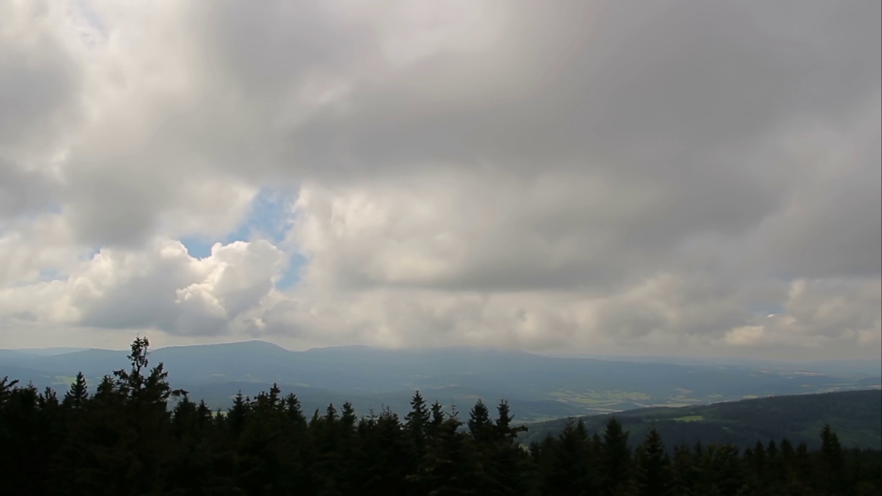 空中戏剧性的风暴云时间掠过森林捷克山谷。自然背景视频素材