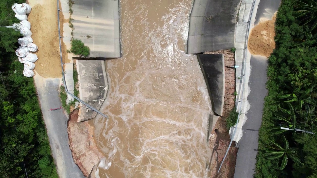 无人机飞越流水，切割侵蚀城市排水渠混凝土墙视频素材