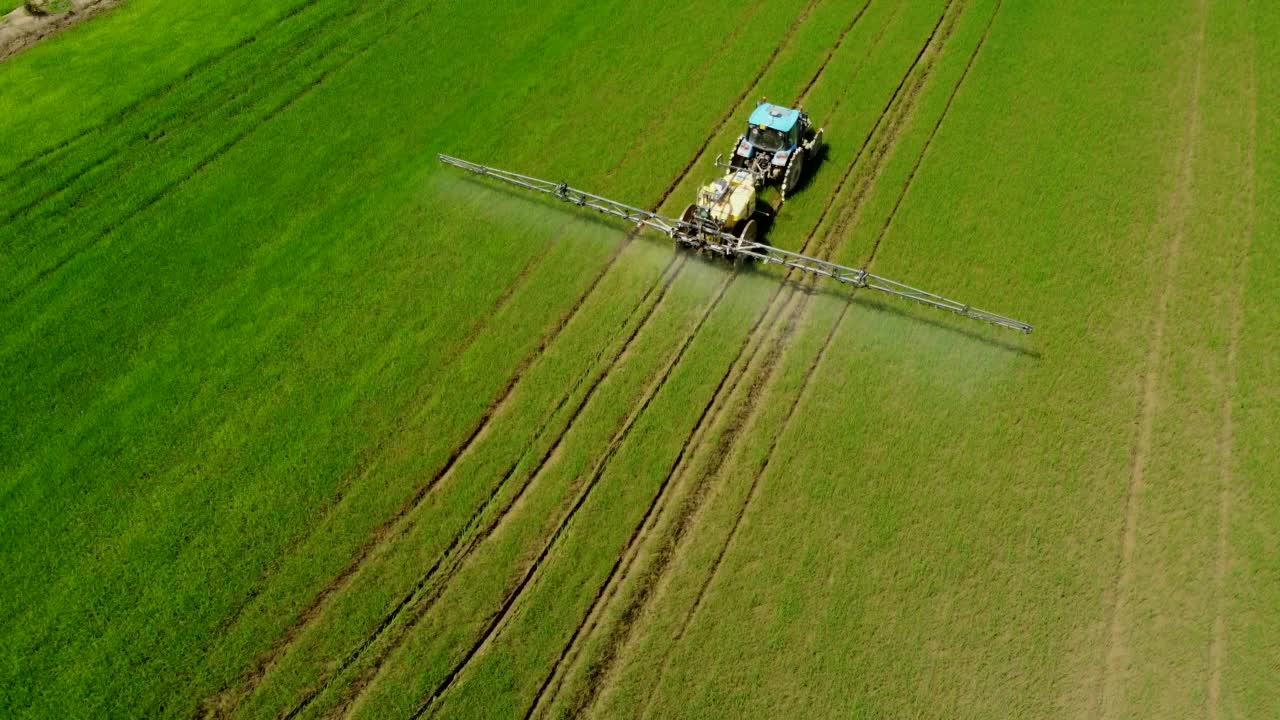 拖拉机在稻田喷洒化肥、除草剂、农药视频素材