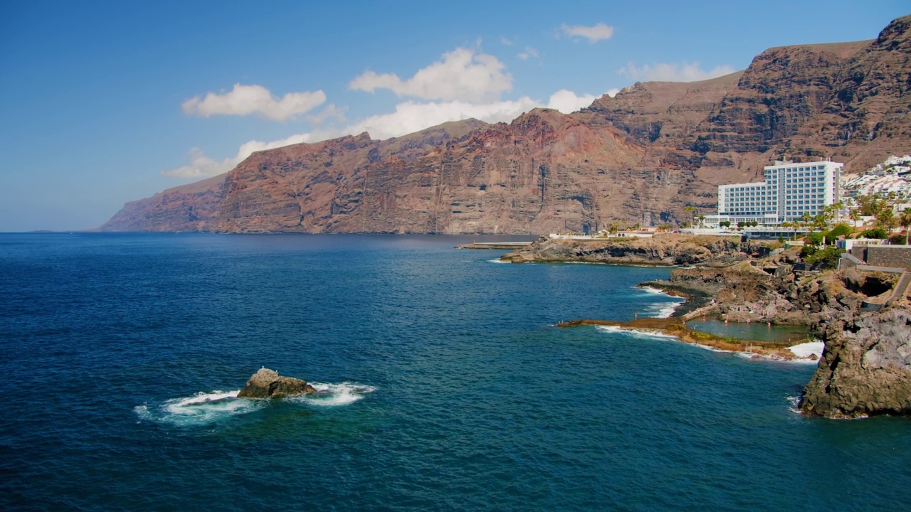 圣地亚哥港的火山自然池，海浪撞击岩石，皮斯西纳自然，在特内里费岛南部，加那利群岛，西班牙。洛杉矶Gigantes悬崖。视频素材