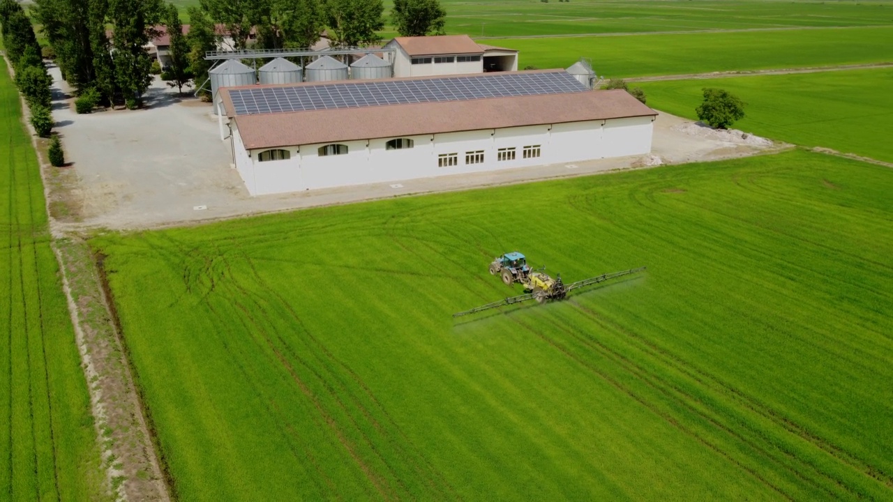 拖拉机在稻田喷洒化肥、除草剂、农药视频素材