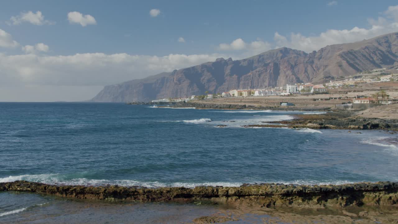 位于圣地亚哥港的火山海滩，背景是Los Gigantes悬崖，Tenerife, Santiago del Teide视频素材