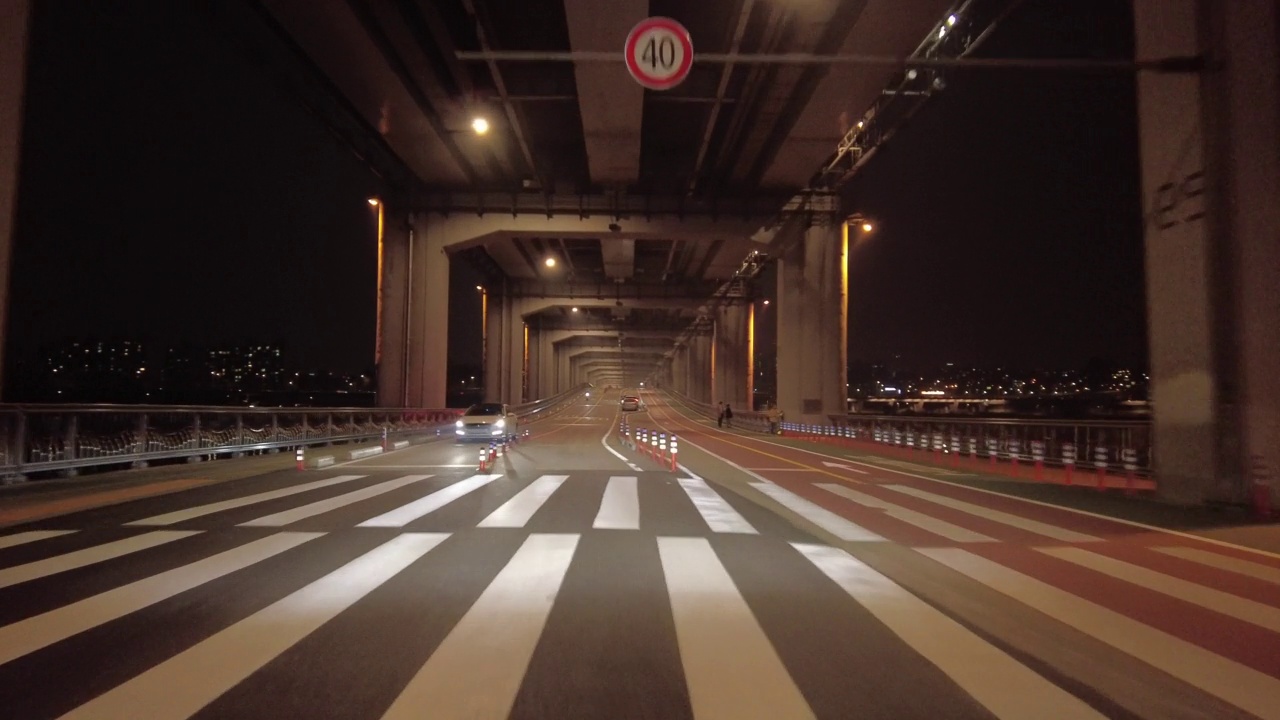 夜间在汉江附近的盘浦大桥和蚕水大桥上行驶的汽车/韩国首尔视频素材