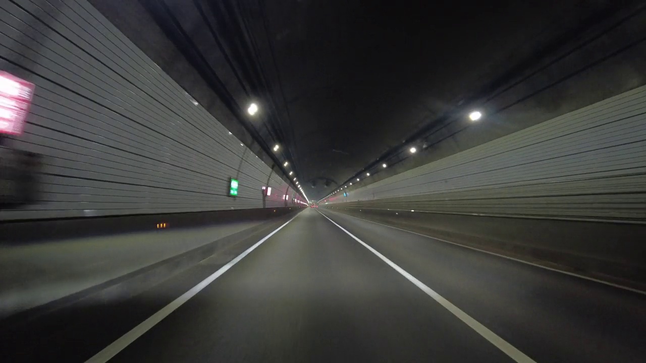 夜间在城市高速公路盆唐内谷行驶的汽车/韩国视频素材