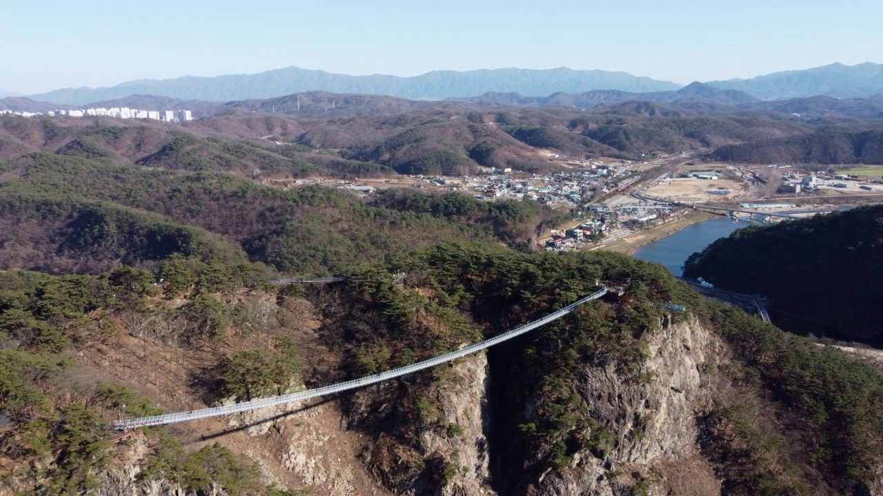 韩国江原道原州西锦山悬索桥视频素材