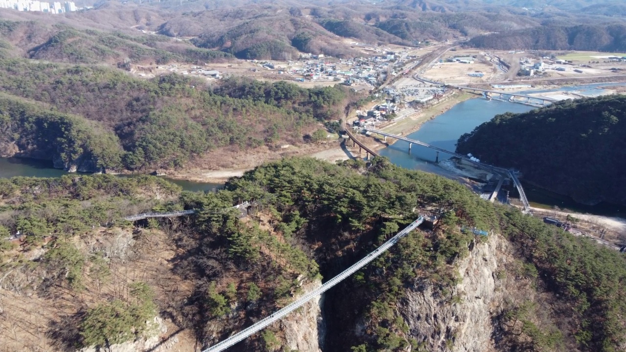 韩国江原道原州西锦山悬索桥视频素材