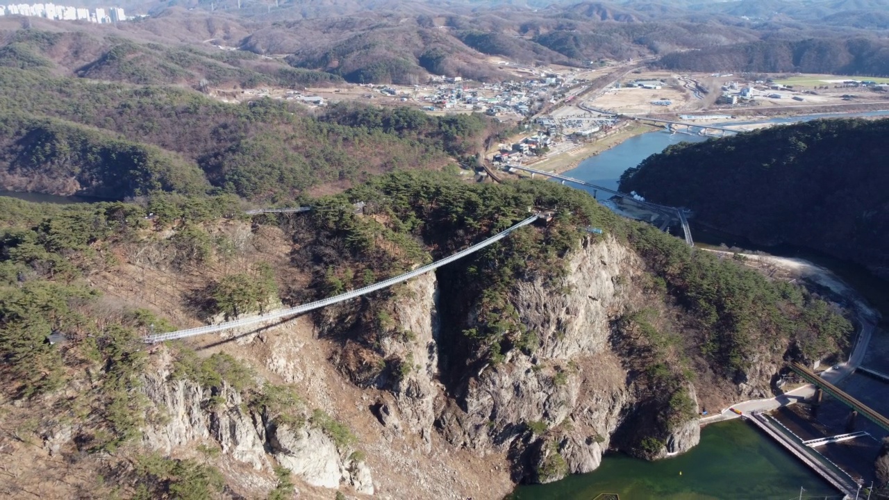 韩国江原道原州西锦山悬索桥视频素材