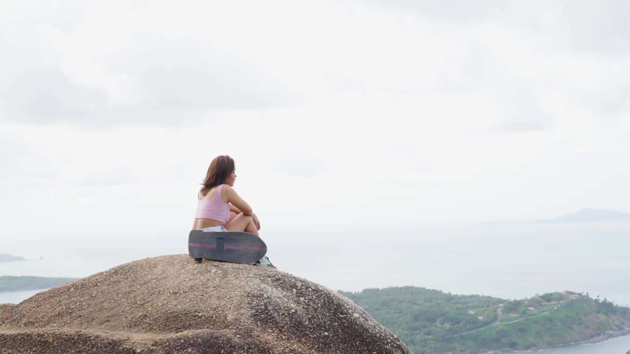 4K一群亚洲女性在暑假期间徒步前往热带岛屿的山顶。视频素材