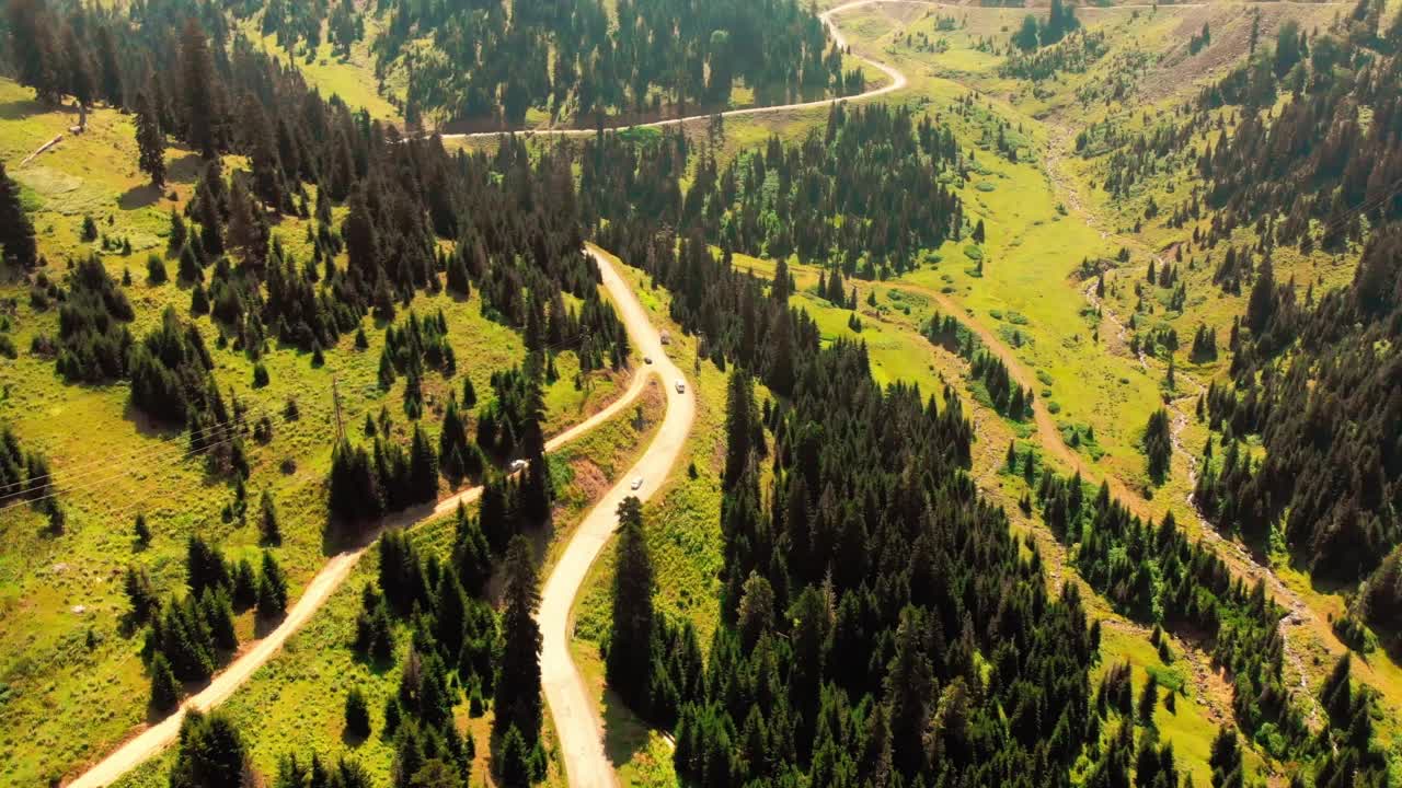 鸟瞰图车辆驾驶旅行在美丽的山区地形。一辆汽车行驶在风景优美的格鲁吉亚柏油路上视频素材