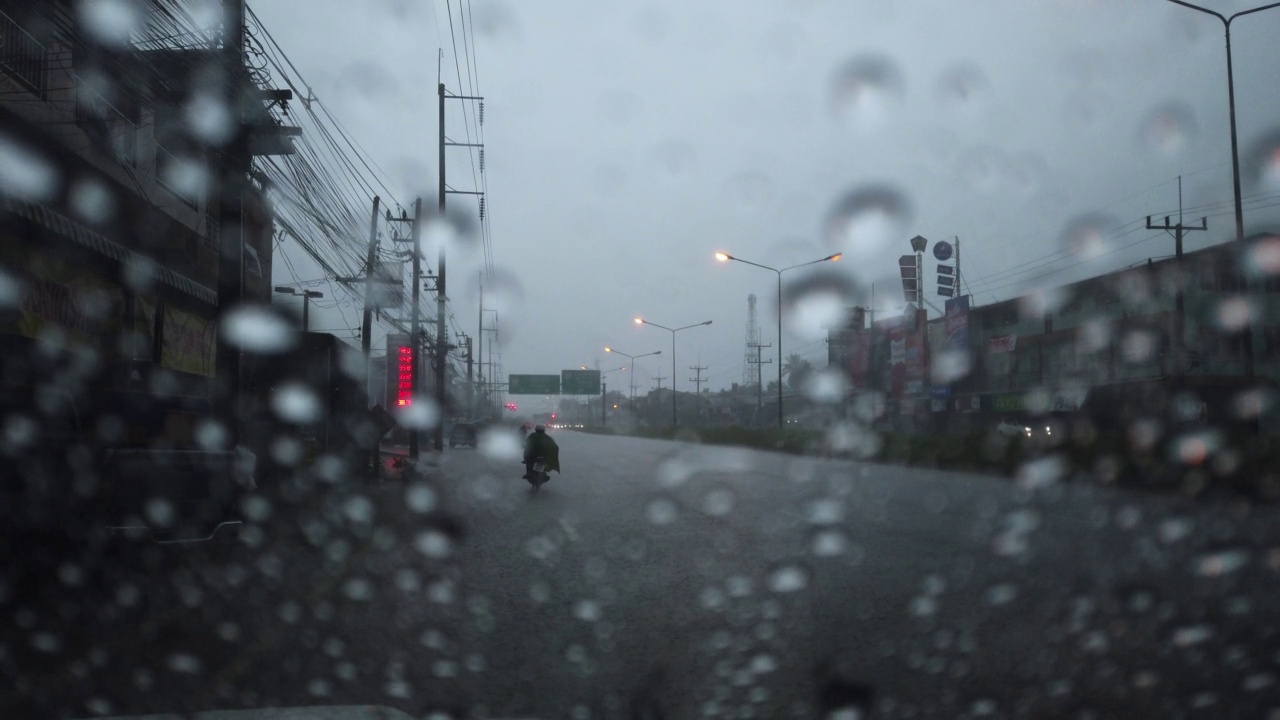 在雨季的道路上从生态卡尔内部观看。视频素材