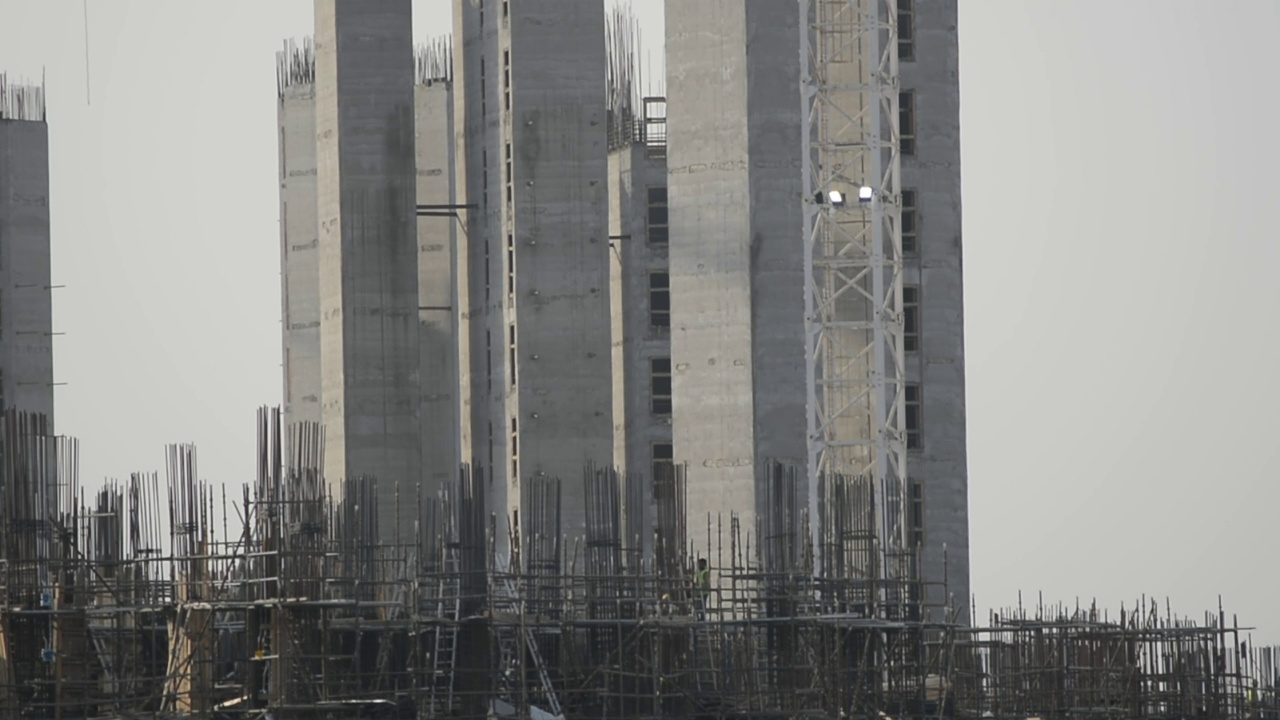 埃及的新高层建筑工地，吉萨的新建筑开发项目，混凝土，钢和起重机塔，住宅摩天大楼视频素材