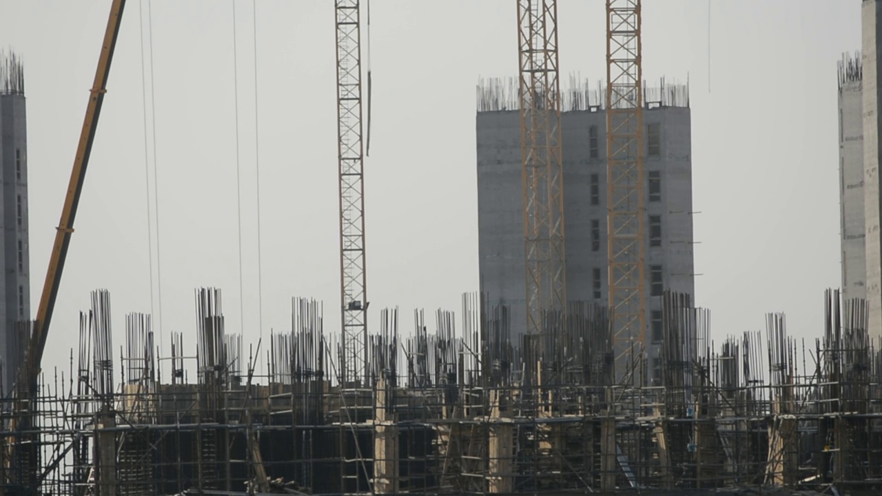 埃及的新高层建筑工地，吉萨的新建筑开发项目，混凝土，钢和起重机塔，住宅摩天大楼视频素材