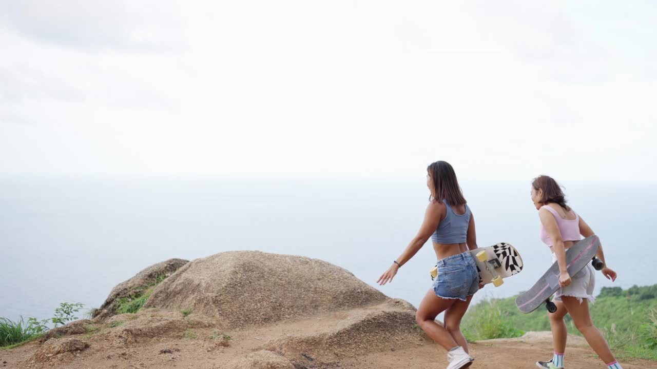 4K一群亚洲女性在暑假期间徒步前往热带岛屿的山顶。视频素材