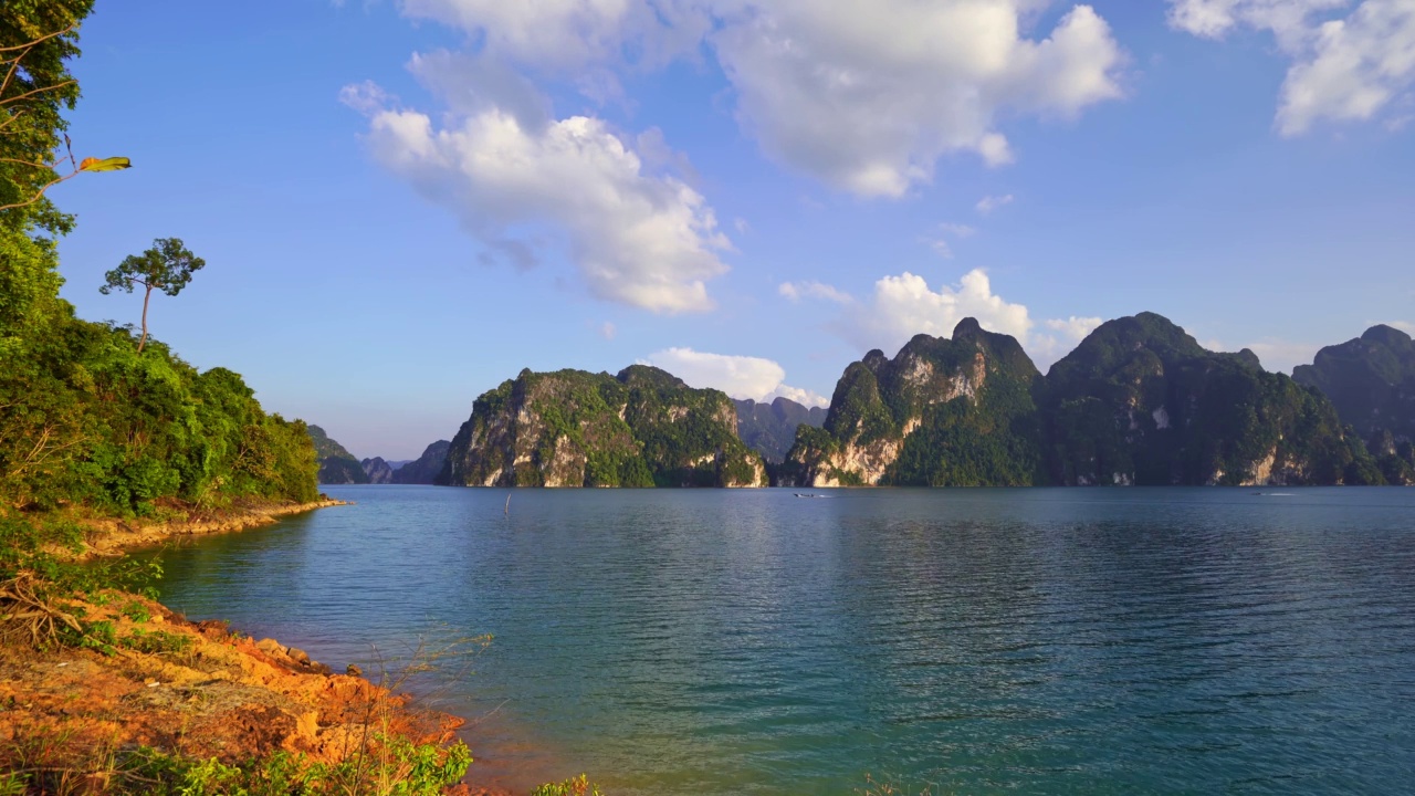 泰国热带山峰美丽的群岛岛屿泰国风景秀丽的山在湖上的考索国家公园惊人的自然景观视频素材