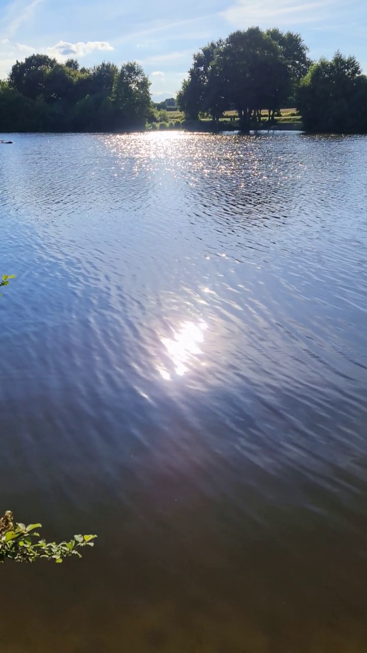 湖面反光的美丽风景视频素材