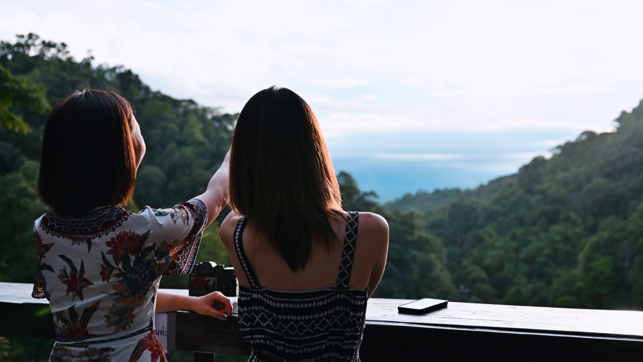 在泰国清迈湄磅村拍摄山景的女性视频素材