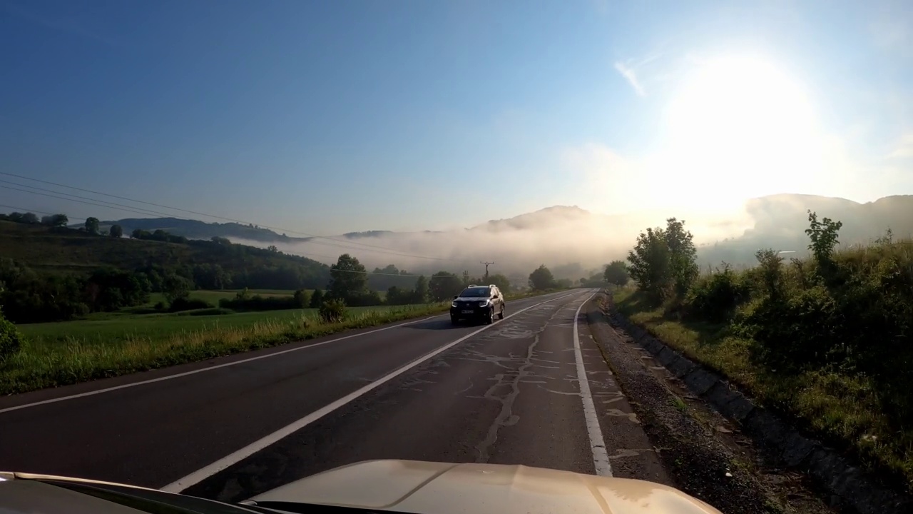 POV拍摄的一辆汽车沿着森林和山脉的道路行驶。夏天开车旅行视频素材