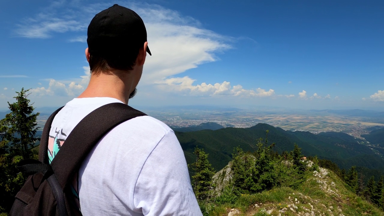 一个人去徒步旅行，看着美丽的全景山视频素材