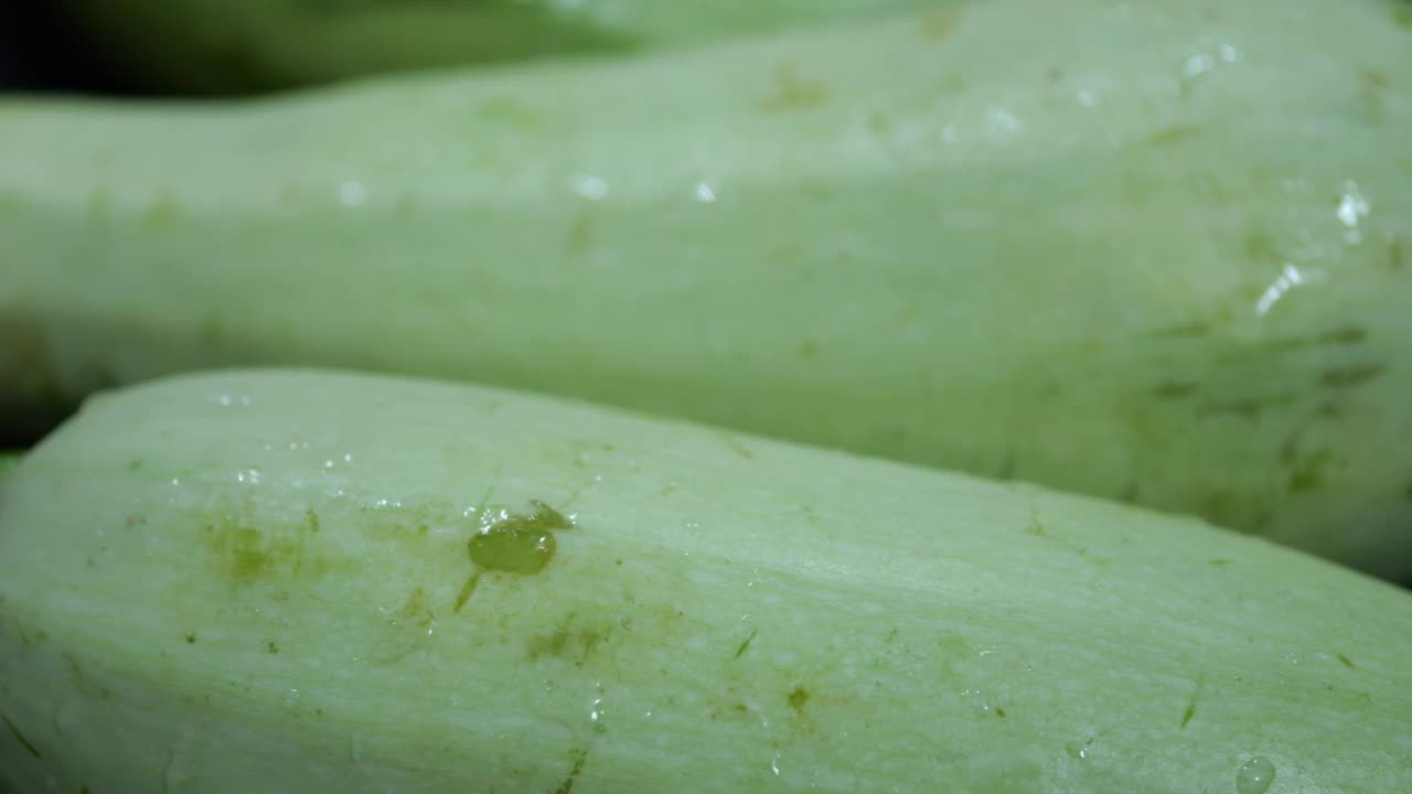 平底锅里的西葫芦。在厨房里拍摄。视频素材