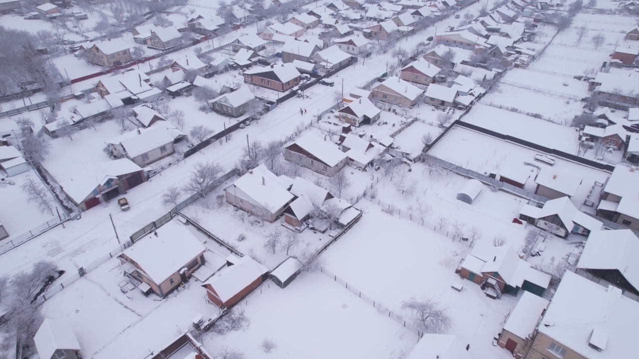 鸟瞰雪村，冬季有私人住宅和花园地块视频素材