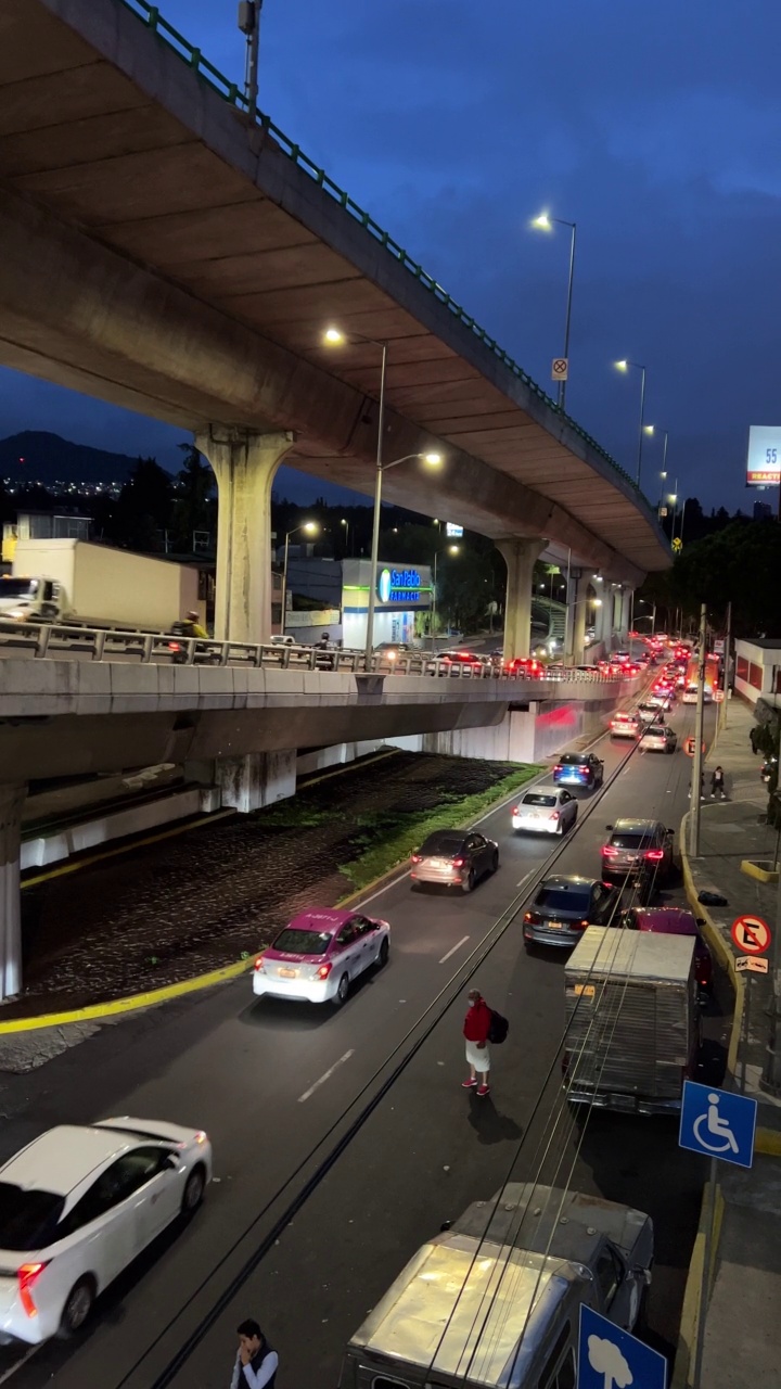 黄昏的街道和高架公路视频素材