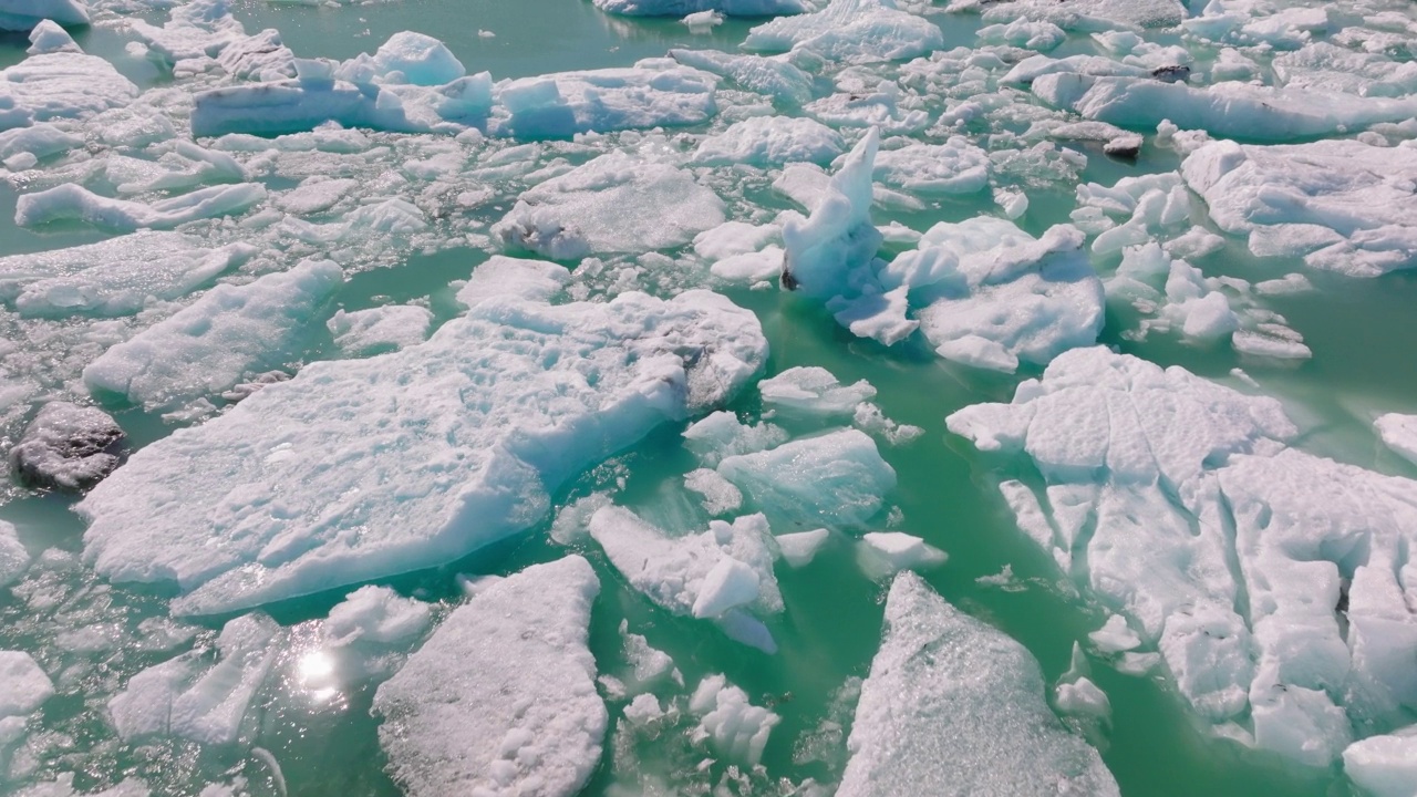 在Jokulsarlon冰川泻湖上的冰的形成。不可思议的风景视频素材