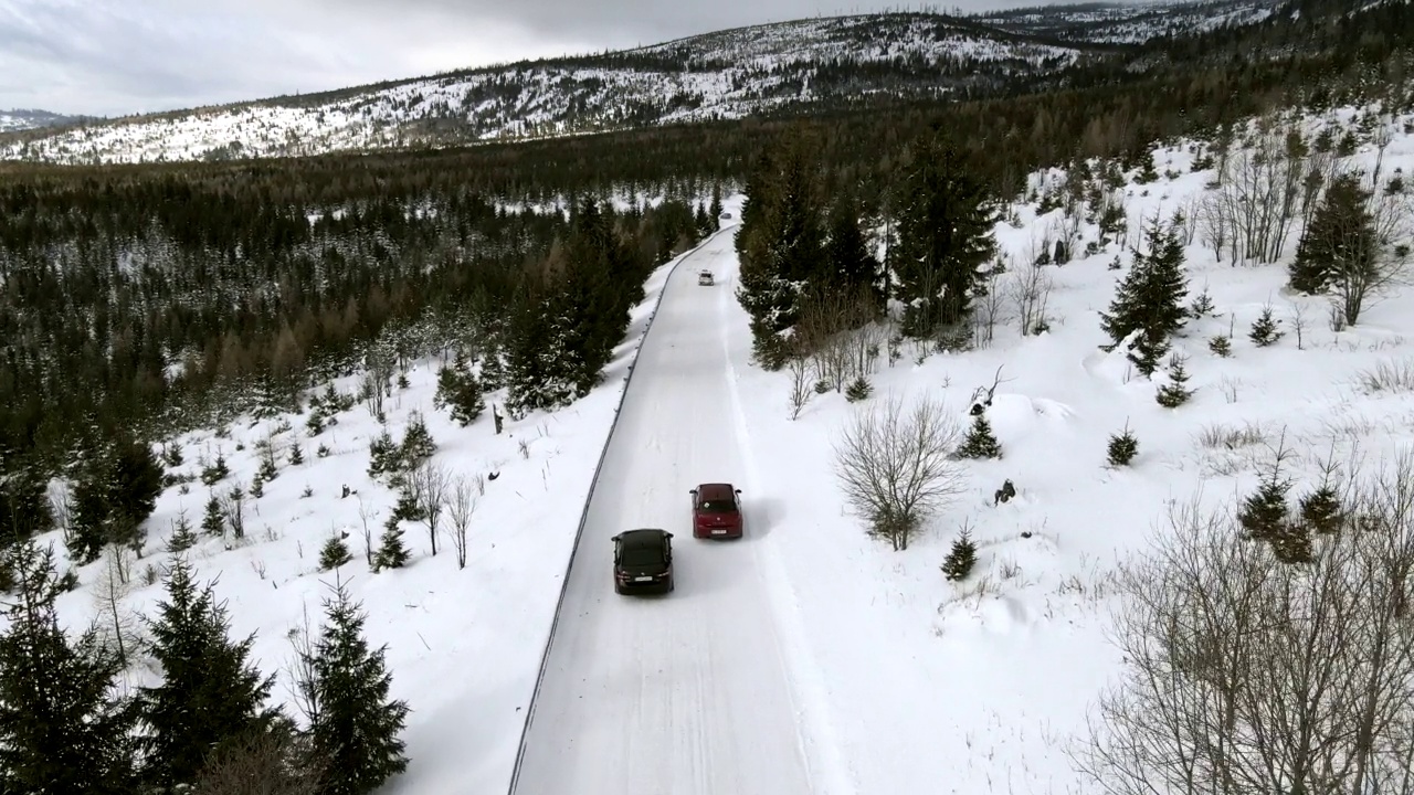 汽车在雪山公路上行驶的鸟瞰图视频素材