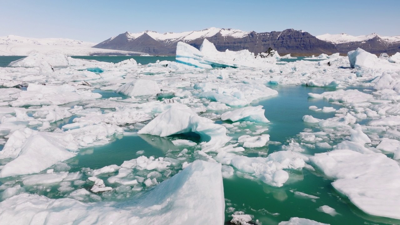 在Jokulsarlon冰川泻湖上的冰的形成。不可思议的风景视频素材