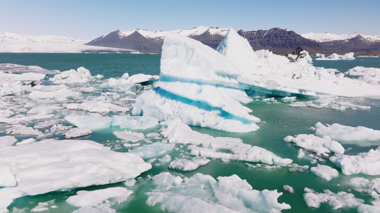 Jokulsarlon冰川泻湖的一座巨大冰山的航拍。不可思议的风景视频素材