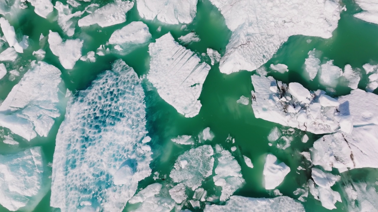 在Jokulsarlon冰川泻湖上的冰的形成。不可思议的风景视频素材