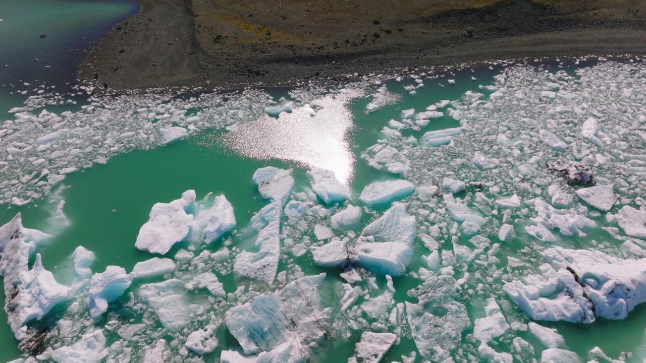 在Jokulsarlon冰川泻湖上的冰的形成。不可思议的风景视频素材