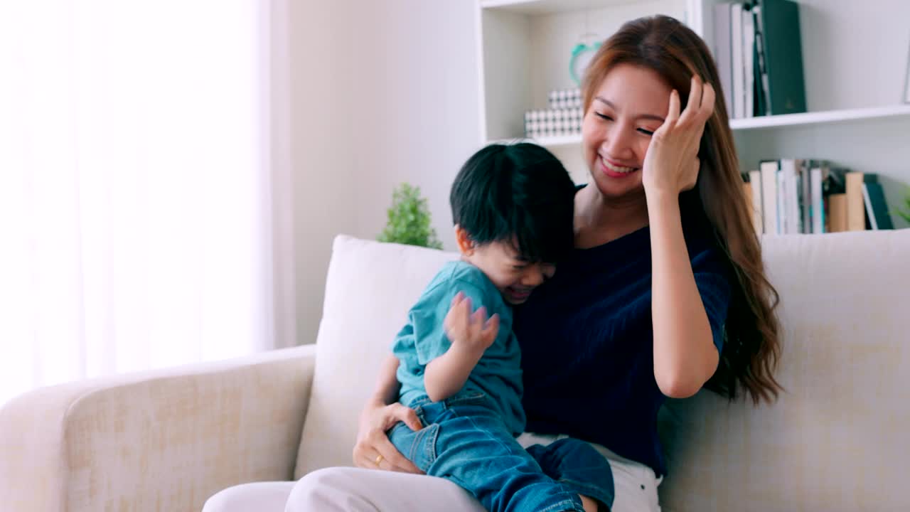 母亲拥抱小男孩。视频素材