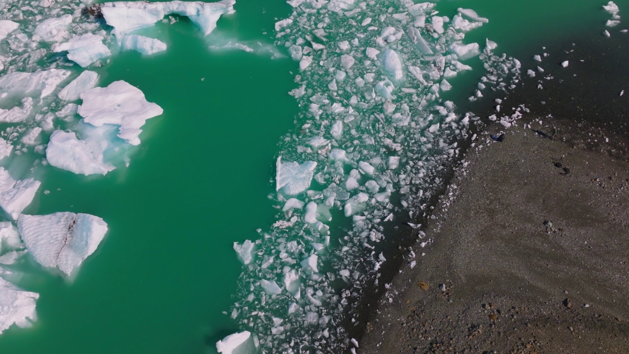 在Jokulsarlon冰川泻湖上的冰的形成。不可思议的风景视频素材