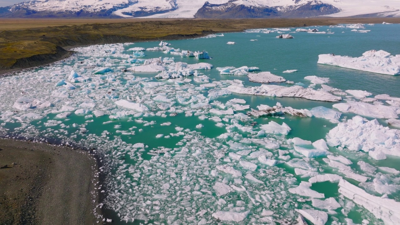 在Jokulsarlon冰川泻湖上的冰的形成。不可思议的风景视频素材