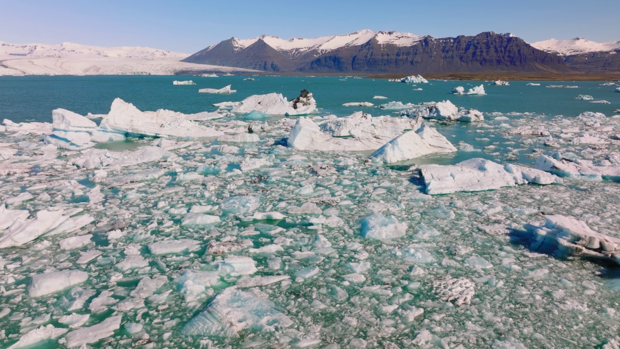 在Jokulsarlon冰川泻湖上的冰的形成。不可思议的风景视频素材