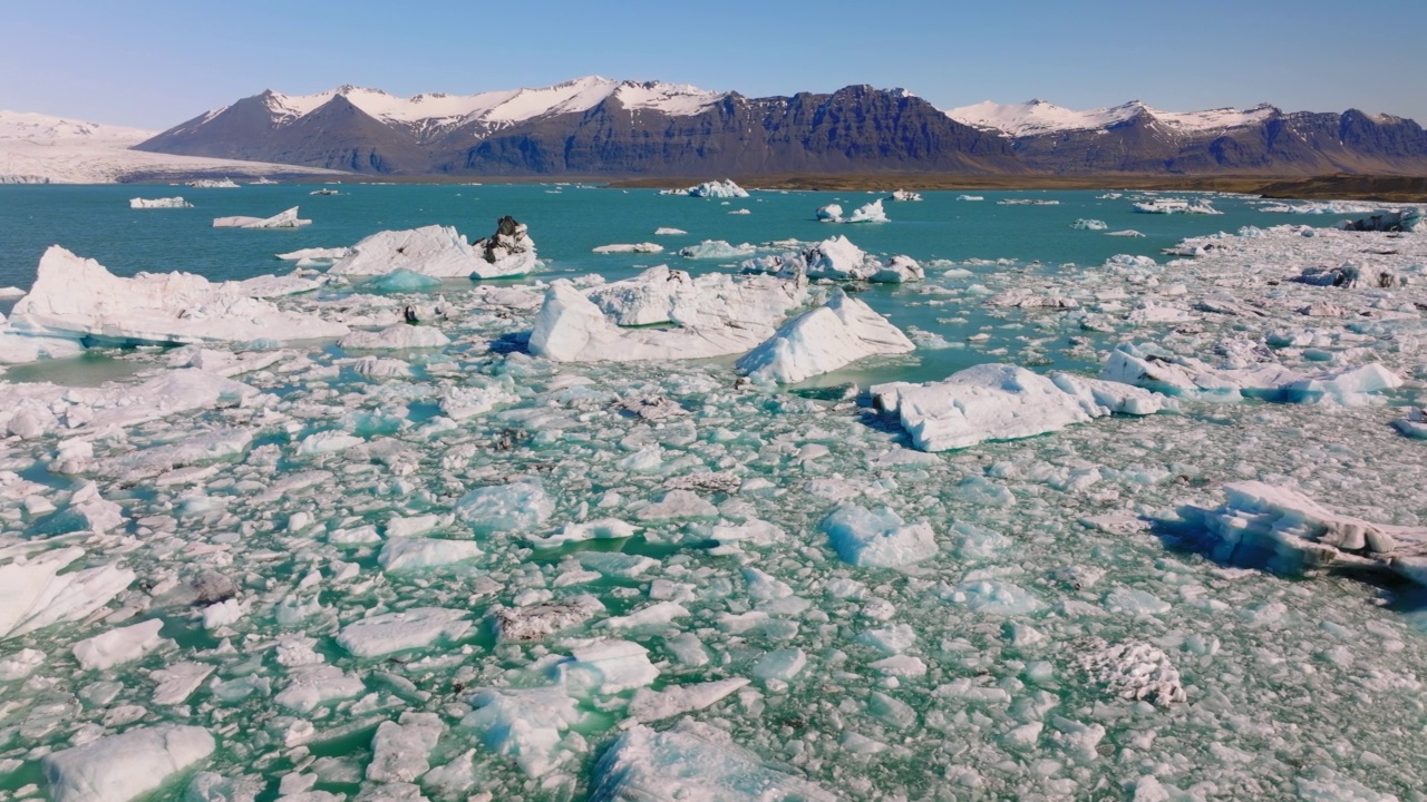 在Jokulsarlon冰川泻湖上的冰的形成。不可思议的风景视频素材