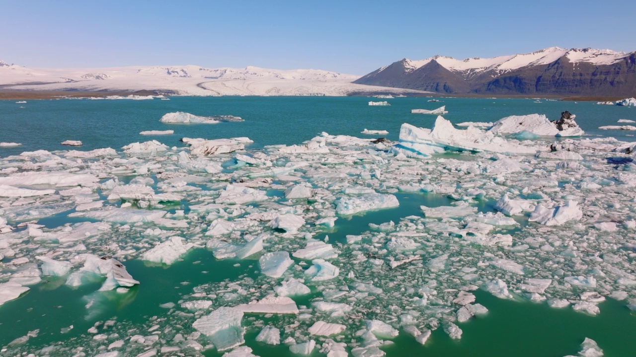 在Jokulsarlon冰川泻湖上的冰的形成。不可思议的风景视频素材