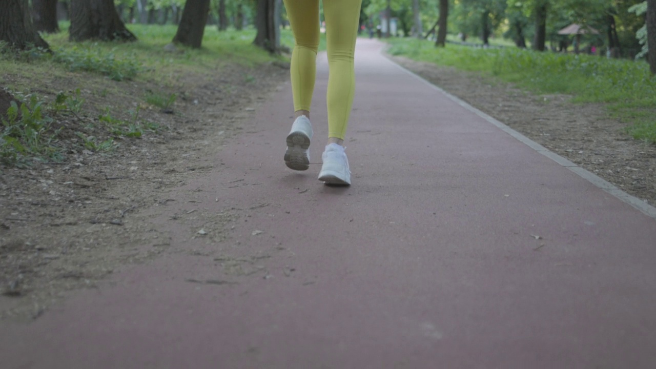 在树林里的跑步机上跑步并停下来的特写视频。视频下载