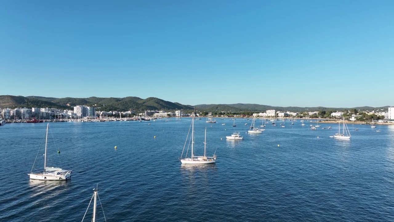 海岛沿岸满是停泊在海岸边的船只和帆船。田园诗般的度假胜地。视频素材