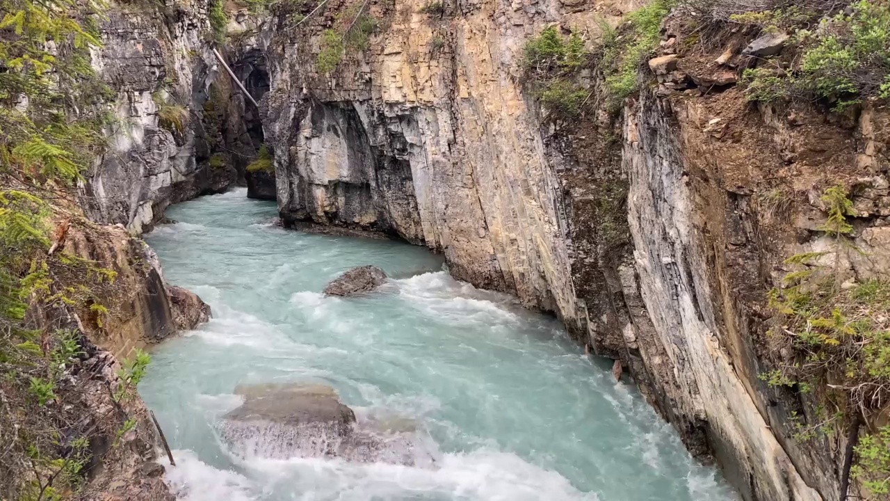 库特内河的蓝绿色的水流经大理石峡谷在库特内国家公园，加拿大不列颠哥伦比亚省落基山脉视频素材