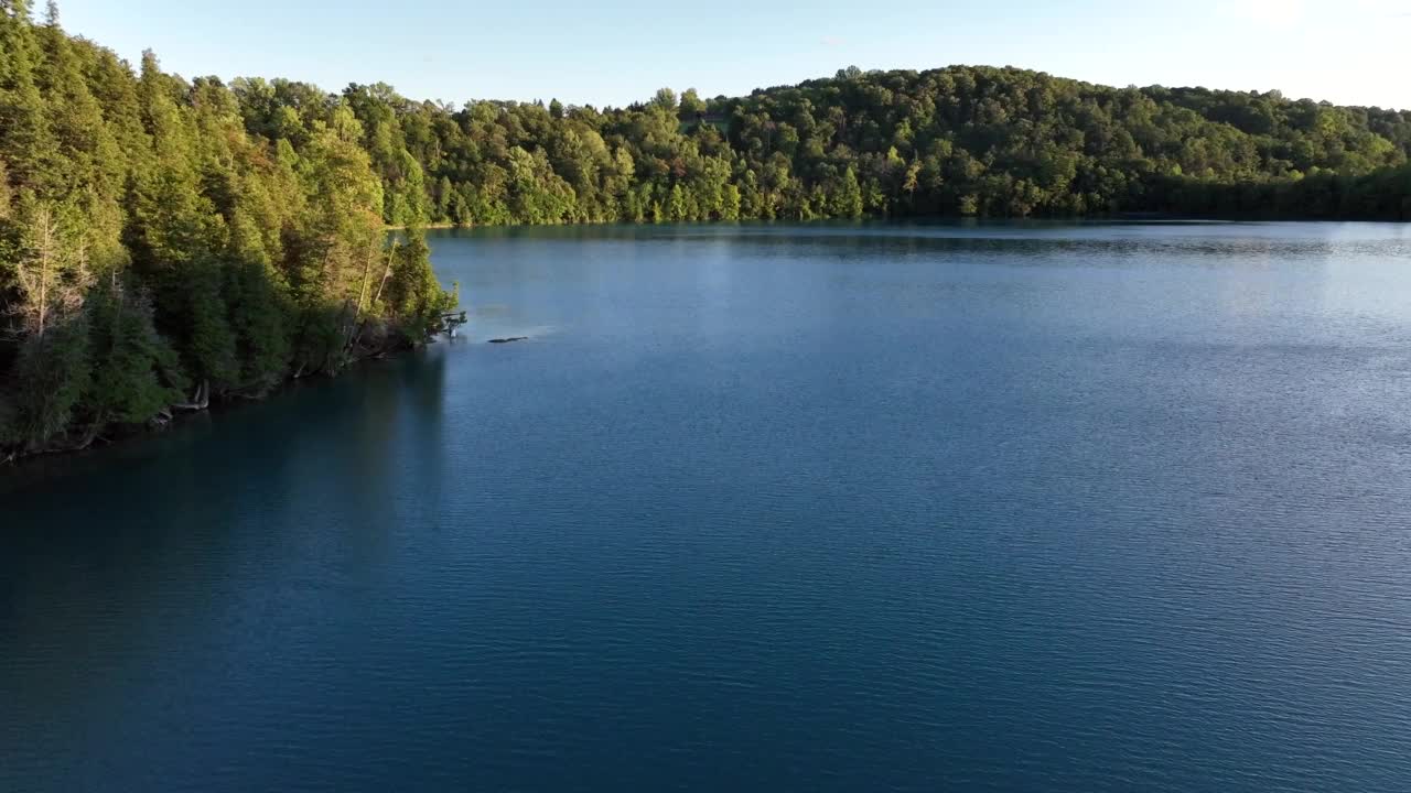 绿湖鸟瞰图视频素材