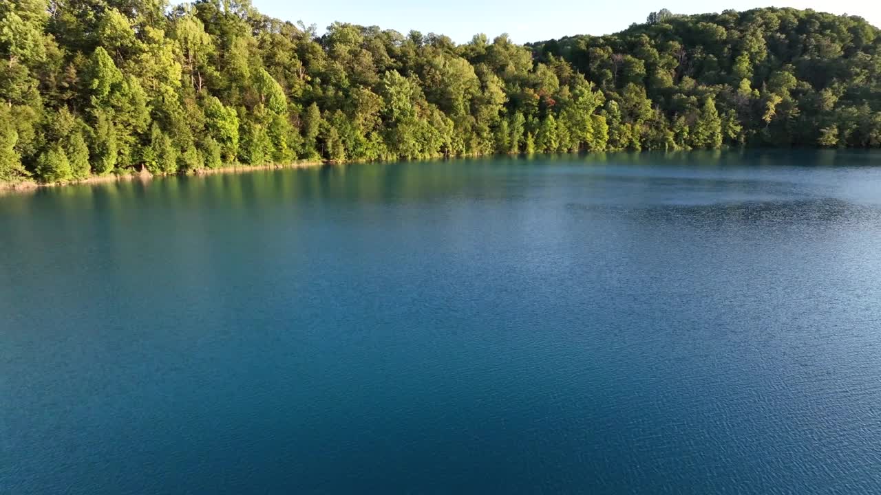 绿湖鸟瞰图视频素材