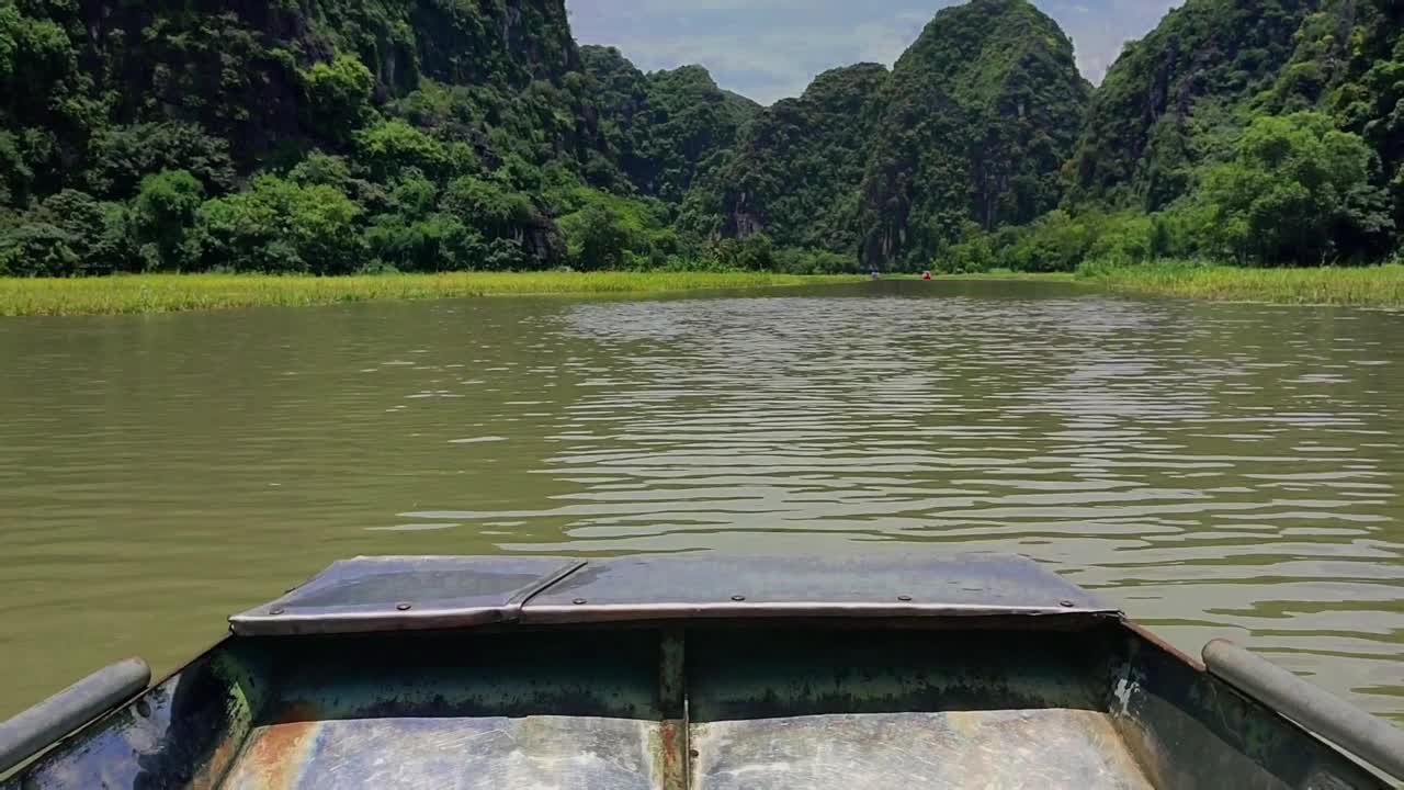 航行于越南Tam Coc山脉之间。视频下载