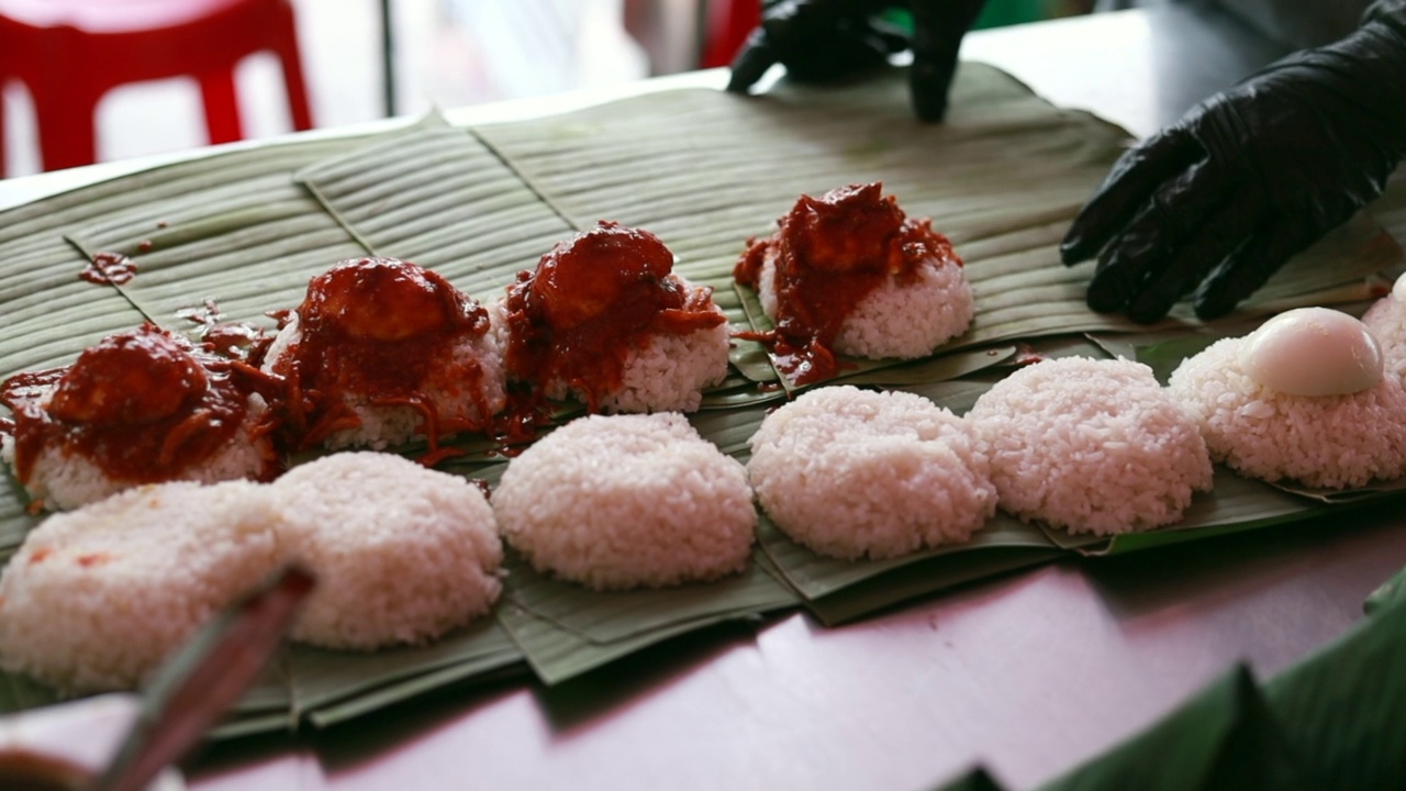 市场小贩正在用香蕉叶制作马来西亚料理Nasi Lemak视频素材