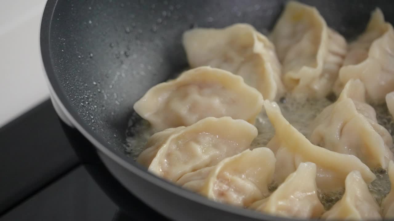 在家里煎煎日式饺子。视频素材