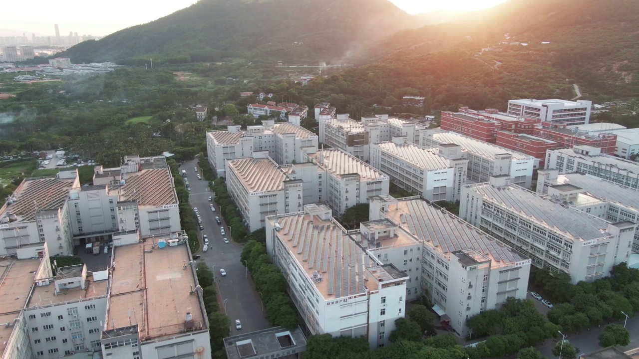 屋顶太阳能电池板上的日落视频素材