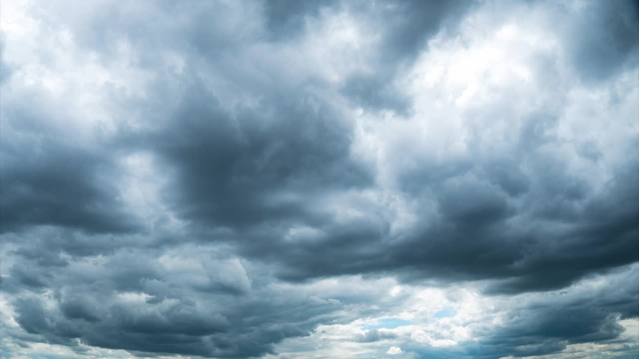 时间流逝灰色的雨云漂浮在阴天的黑暗天空视频素材