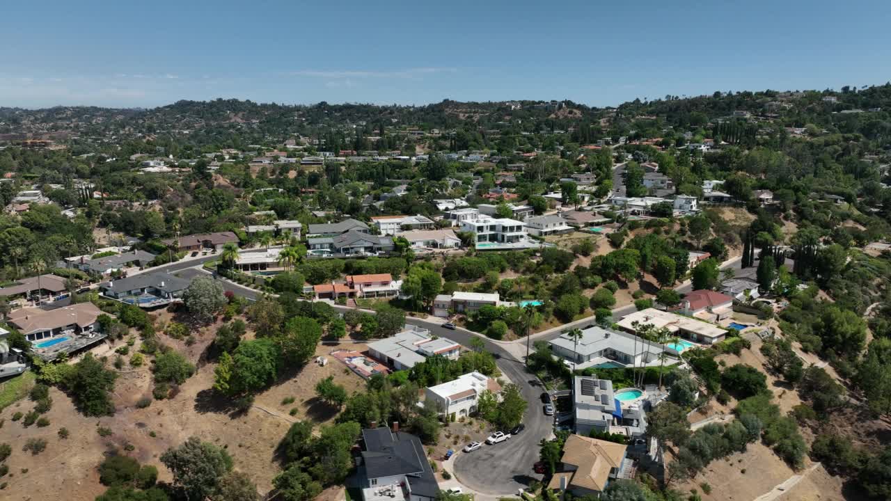 加州恩西诺的豪华住宅鸟瞰图视频素材