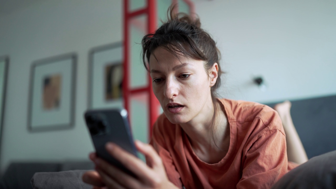 严肃的黑发女人在手机上打字视频素材