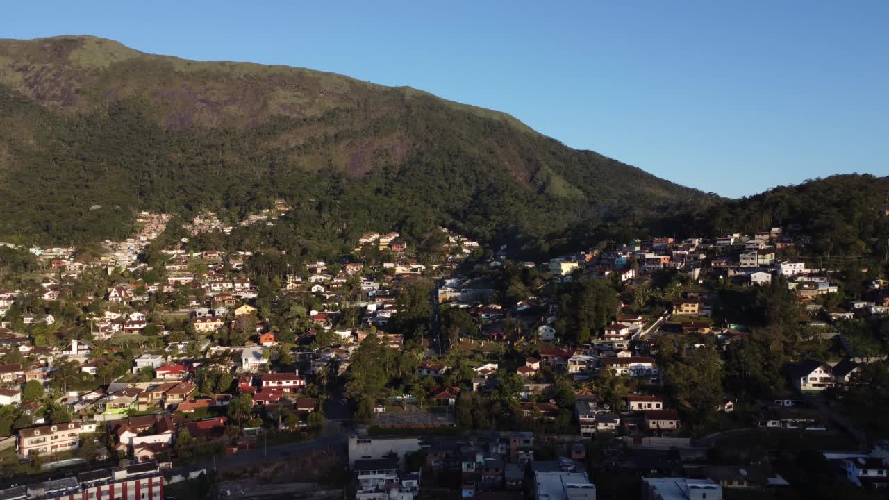 城市的鸟瞰图Teresópolis。在巴西里约热内卢的山区，有蓝色的天空和许多房子。无人驾驶飞机。苏茜,Teresopolis。阳光明媚的一天。日出视频素材